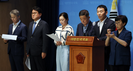 김용민 등 더불어민주당 의원들이 19일 국회에서 검찰 탄핵안 발의 기자회견을 하고 있다.  연합뉴스